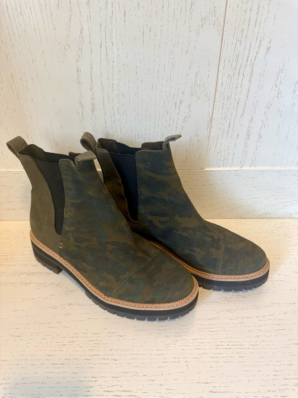 tom’s camouflage Dakota Chelsea boots olive green size 8.5